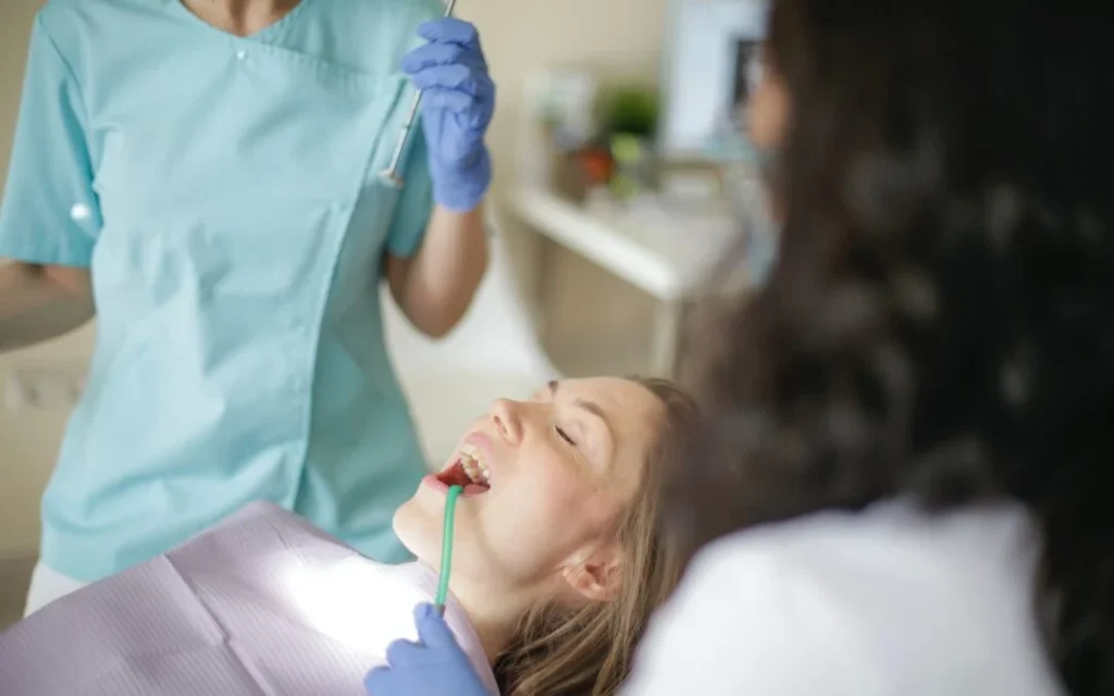 How Dentists Spot Cracks Bracknell